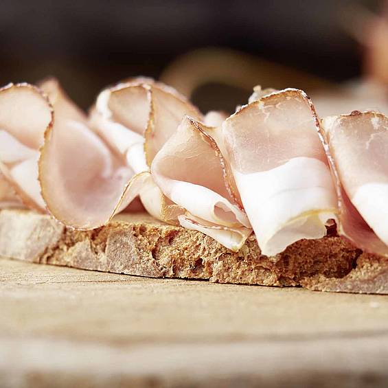 Speck Alm Bad Kreuzen (c) WGD Donau Oberösterreich Tourismus GmbH Peter Podpera Speck Alm Bad Kreuzen (c) WGD Donau Oberösterreich Tourismus GmbH Peter Podpera