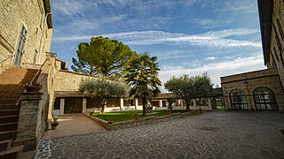 Dames and Knights in the Bevagna's Monastery